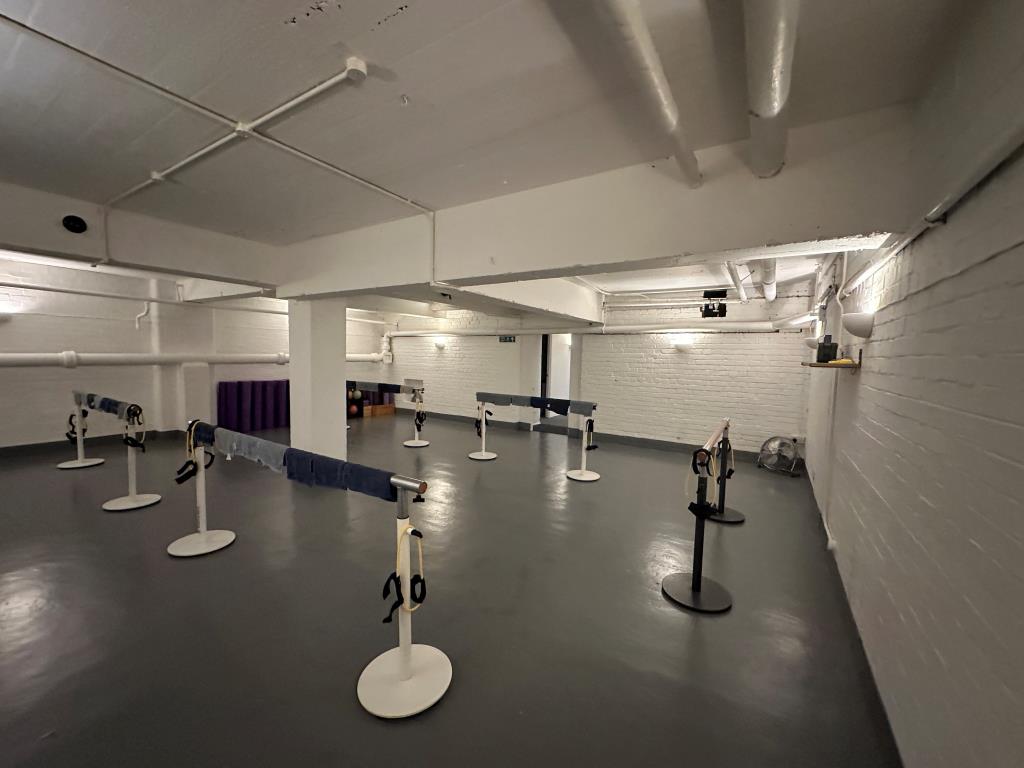 Lot: 99 - COMMERCIAL INVESTMENT - CURRENTLY OCCUPIED AS A PILATES STUDIO - Lower Ground floor studio space